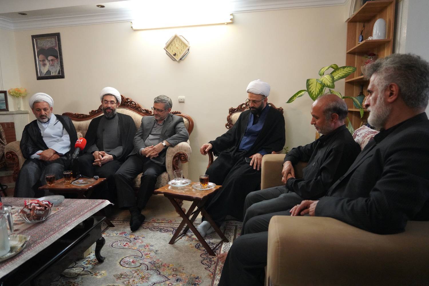 دیدار رئیس نهاد رهبری در دانشگاه‌ها و مسئولان بنیاد شهید با خانواده «شهیدان ساداتی و هاشمی تبار»