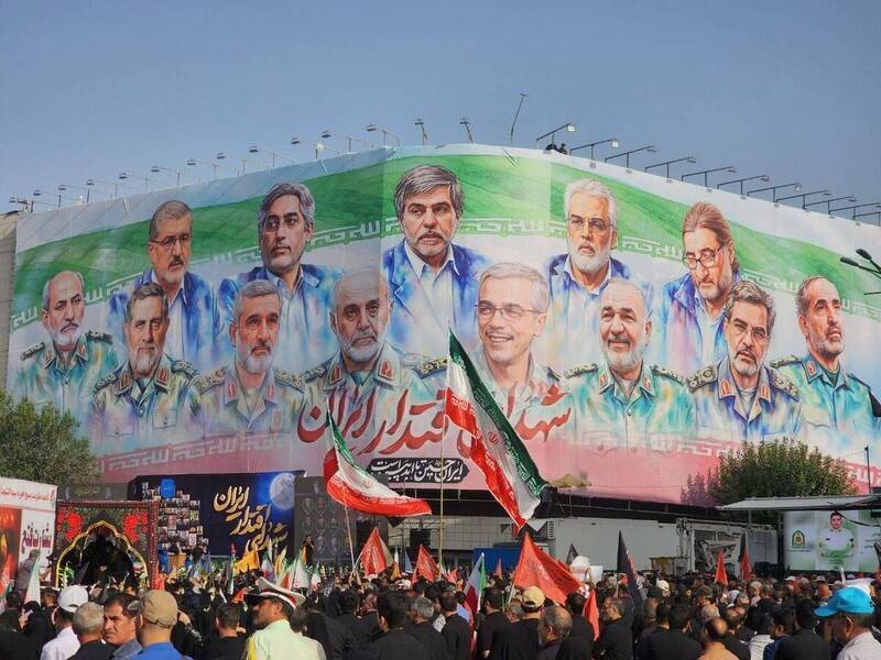 دیوار نگاره میدان انقلاب به استقبال تشییع شهدا رفت