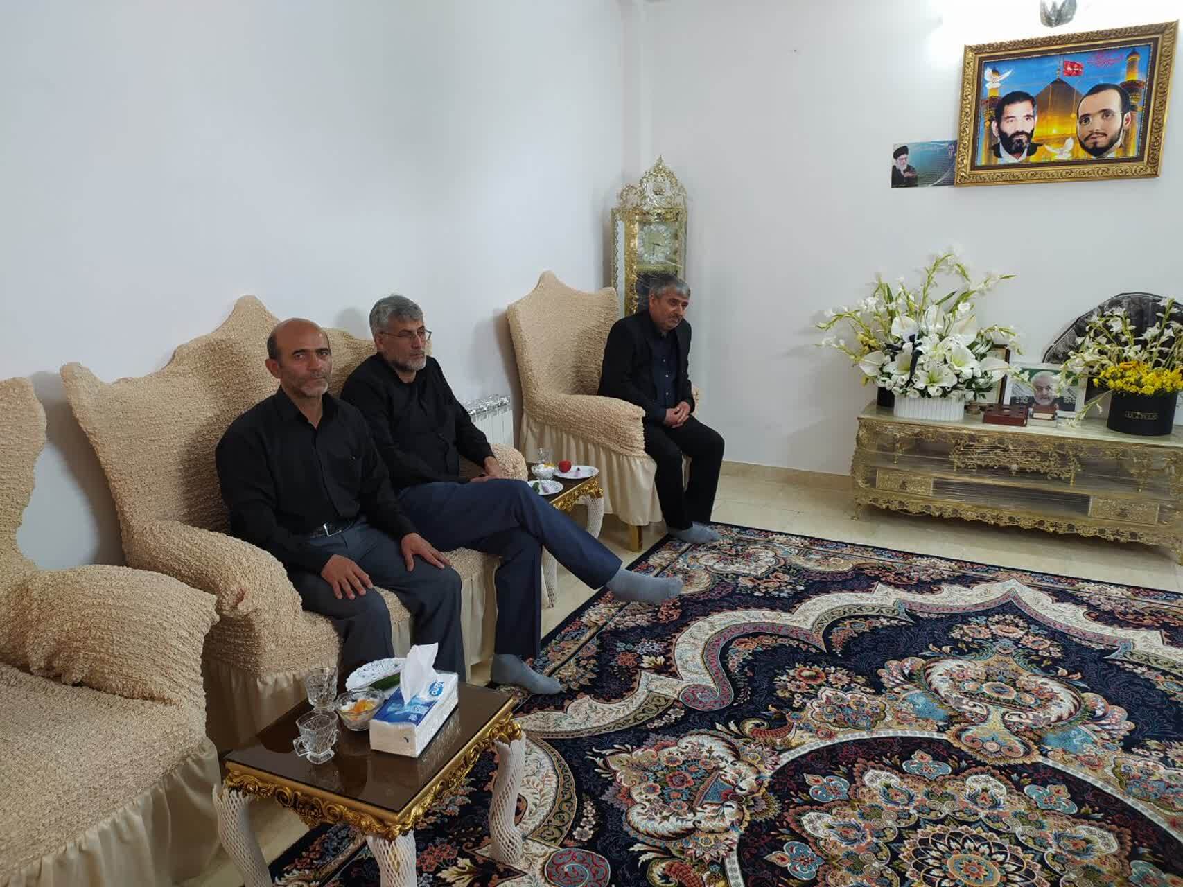 دیدار فرمانده مرکز مقاومت بسیج بنیاد شهید و امورایثارگران با خانواده  پاسدار شهید کیومرث کوثری مقدم