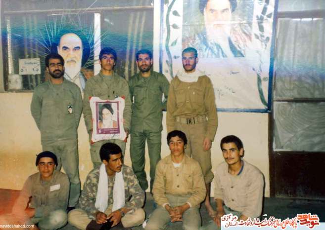 نفر دوم نشسته از چپ: شهید محمود مرادی
