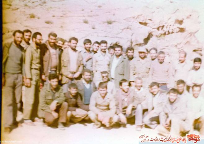 اعزام تعدادی از کارمندان بسیجی ادارات و کارخانه های شهر اراک به همراه 10 دستگاه وانت مزدا 1600 برای اهدای کمک های جمع آوری شده به جبهه . سال 1360