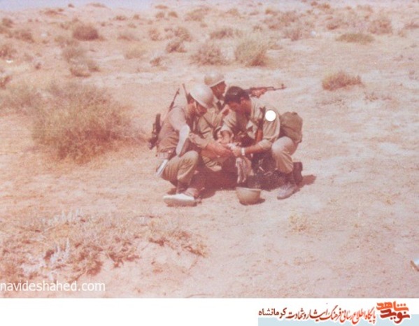 شهید گل محمد کرمی- سمت راست نشسته
