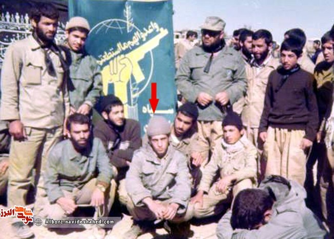 شهید حمیدرضا شیخ‌محبوبی در جمع هم‌رزمان