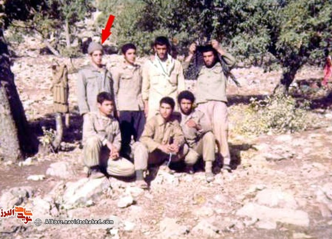 شهید حمیدرضا شیخ‌محبوبی در جمع هم‌رزمان