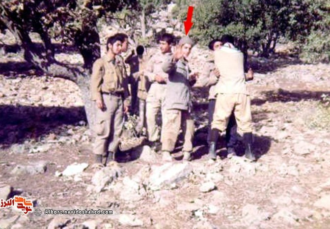 شهید حمیدرضا شیخ‌محبوبی در جمع هم‌رزمان