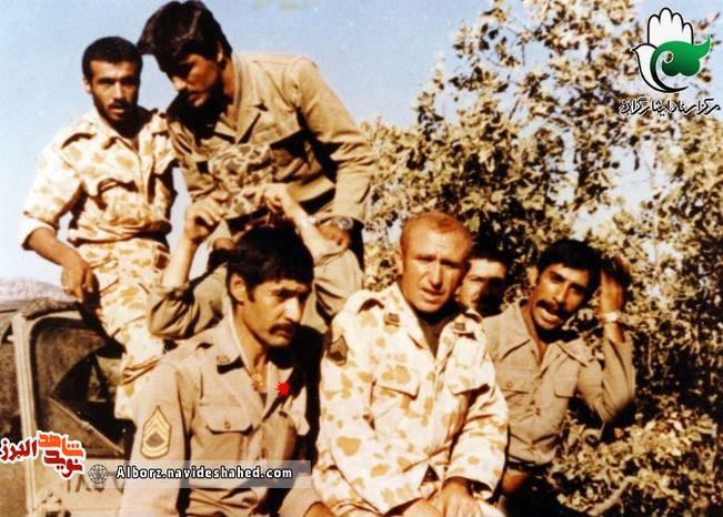 شهید بهادری در جمع هم‌رزمان