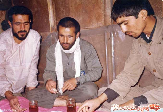 از چپ: نفر وسط محمد بهرامی