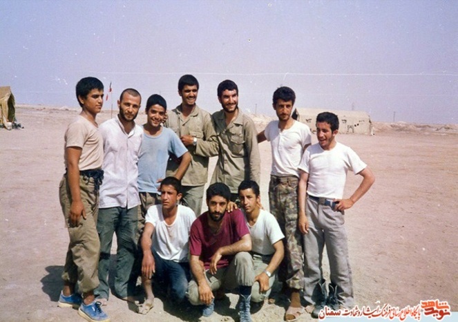 نفر وسط نشسته شهید احمدرضا اصحابی