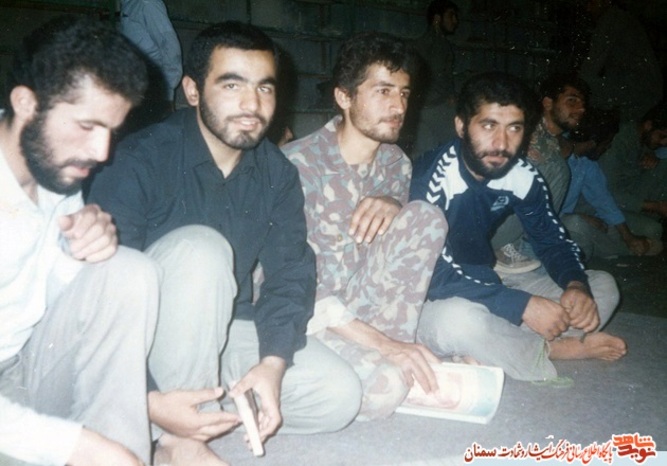 نفر اول از راست شهید احمدرضا اصحابی