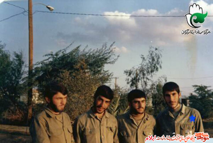 دانشجوی شهید «ستار کمالوند» نفر اول سمت راست
