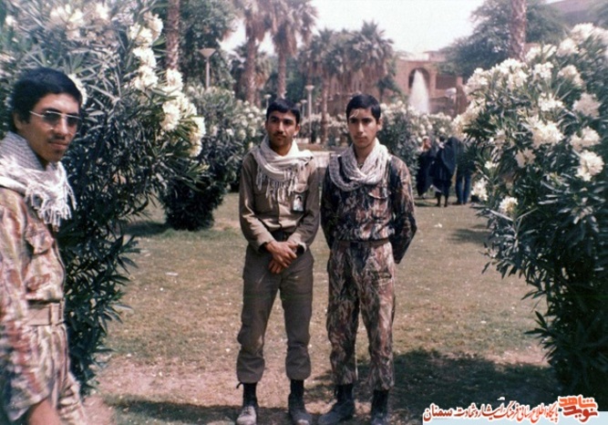 نفر سمت راست شهید امیر جراح