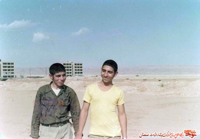 نفر سمت چپ شهید جعفر ادب
