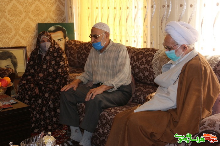 دیدار نماینده ولی فقیه با والدین والامقام شهید احمد حاج نقی