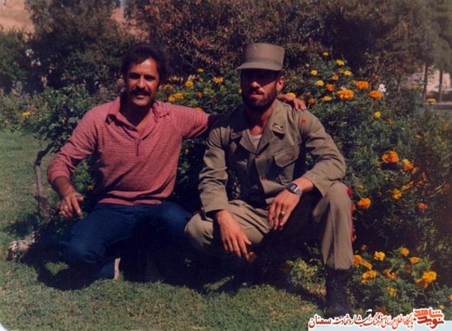 نفر سمت راست شهید احمد امی