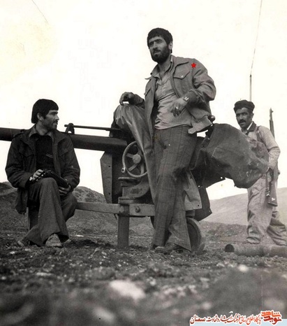 نفر وسط شهید احمد امی