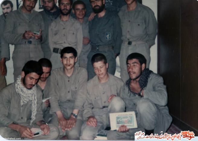 از چپ : ایستاده : حیدری - شهید صادق علیمرادی - شهید ذبیح اله احمدی- ... - ساریخانی - نشسته : مصطفی امیدوار - شهید قربانی - علی اکبر کریمی - قدرت الله راهزانی - ...