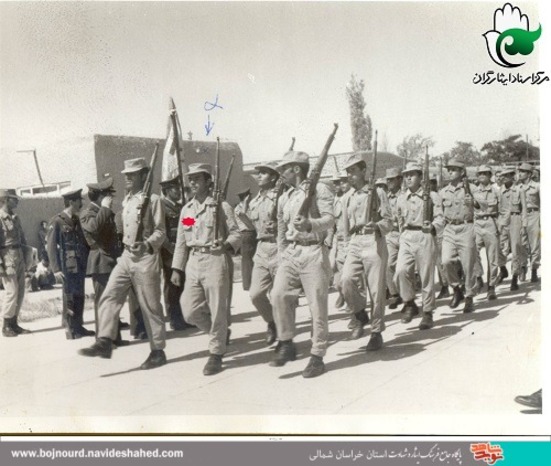 از سمت راست تصویر نفر اول صف شهید «روح الله نجم»