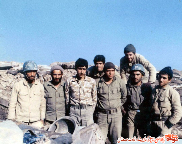 نفر دوم ایستاده از چپ شهید رضا همتی