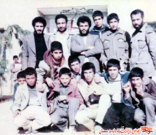 نفر اول ایستاده از چپ شهید رضا همتی