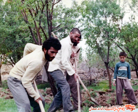 نفر اول از چپ شهید رضا همتی