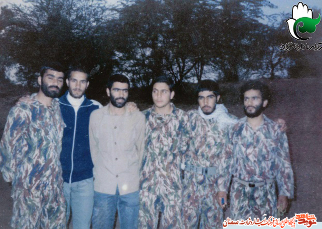 نفر اول از راست شهید رضا همتی