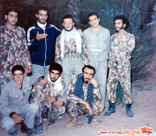 نفر اول ایستاده از راست شهید رضا همتی