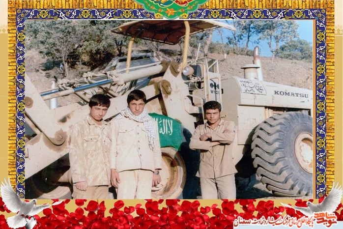 نفر وسط شهید عبدالرضا غریب‌نژاد