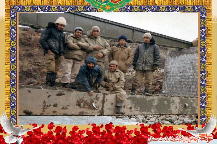 ردیف بالا نفر وسط شهید عبدالرضا غریب‌نژاد