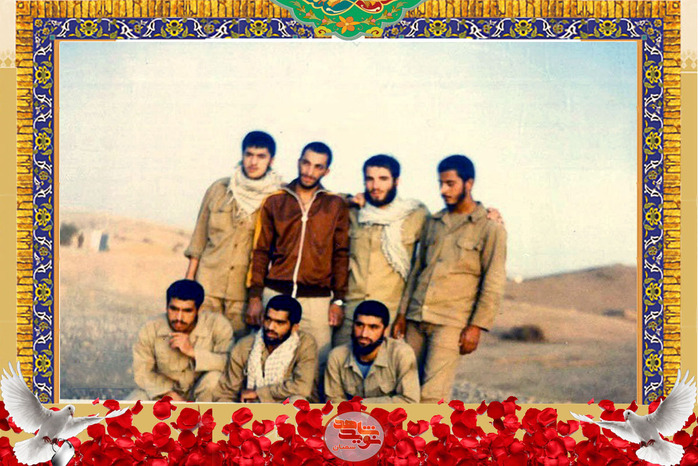 ایستاده از راست: شهید محمدرضا سلمانی، محمد باباعلی، شهید محمدرضا عامریان، شهید حسین غفوری-  
نشسته از چپ: سید احمد موسوی، شهید حسین رنجبر، حسین صابر
