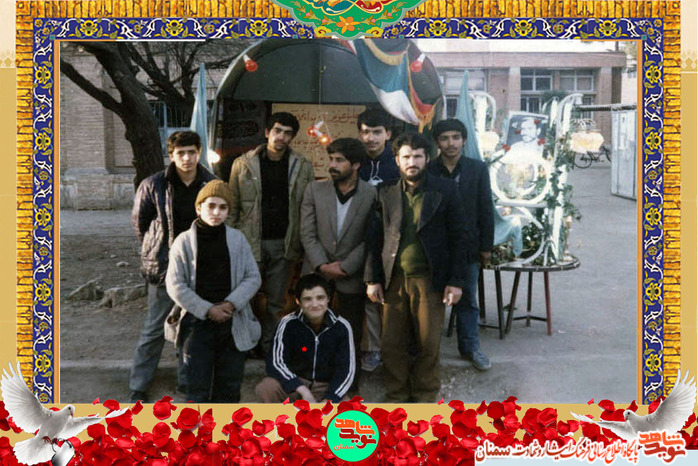 نفر نشسته شهید علی اختری