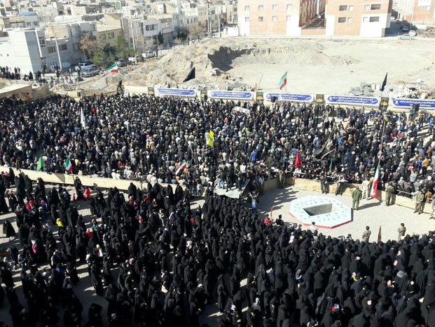 لحظه تشییع و به خاکسپاری شهید حسین بابایی در گلزار شهدای گمنام شهر بیرجند