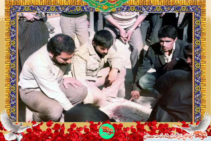 نفر وسط شهید علیرضا خان‌محمدی