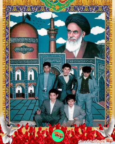نفر وسط ایستاده شهید علیرضا خان‌محمدی