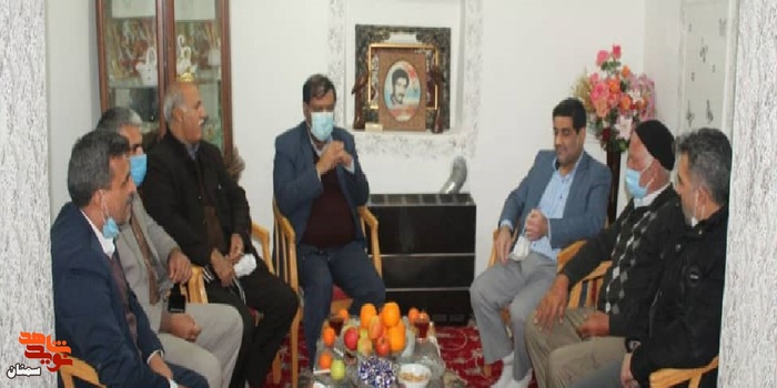 دیدار مسئولان شهرستان سرخه با خانواده معزز شهید والامقام ولی‌الله عمادی - بیست و یکم دی‌ماه ۱۴۰۰ روستای افتر