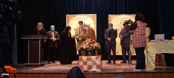 تجلیل از بانوان پرتلاش کادر درمان آرادانی به مناسبت روز مادر - سوم بهمن‌ماه ۱۴۰۰ سالن شهید فهمیده شهرستان آرادان