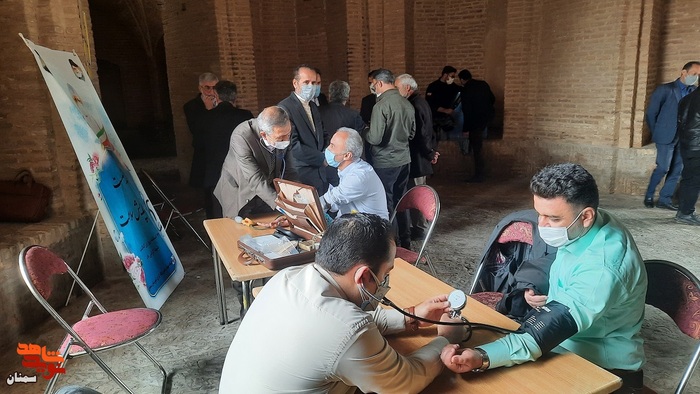 برپایی میز خدمت و ایستگاه سلامت بنیاد شهید و امور ایثارگران استان سمنان پس از نماز جمعه برای عموم مردم- بیستم اسفندماه ۱۴۰۰ مسجد حضرت امام خمینی (ره) شهرستان سمنان