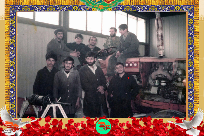 ردیف پایین نفر اول از راست شهید سیف‌الله آذری