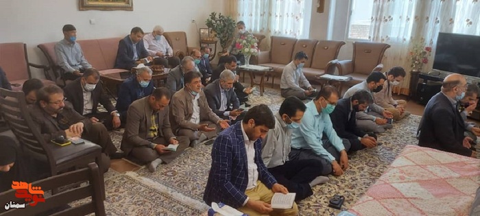 قرائت زیارت عاشورا توسط کارکنان بنیاد شهید استان سمنان - امروز منزل خانواده معزز شهید والامقام ناصر ترحمی