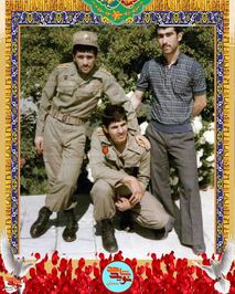 نفر وسط شهید محمدعلی طوسی
