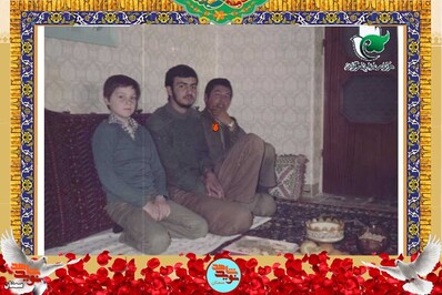 نفر سمت راست شهید سید جمال احمدپناهی